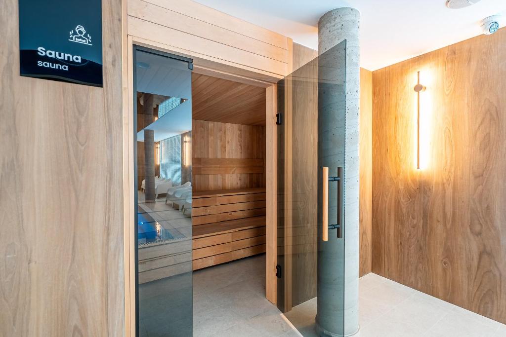 Sunday Resort - Swimming pool