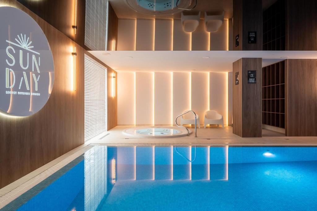 Sunday Resort - Pool with a view